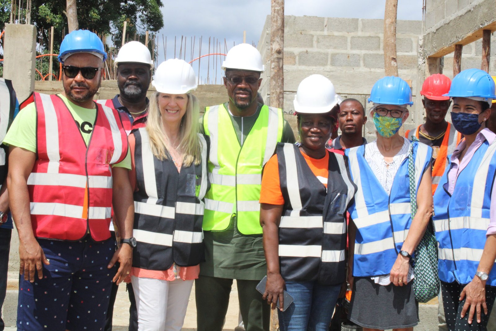 EG Tarlue (middle) sandwiched by USAID and Bong Co. officials
